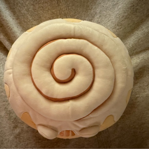 Cinnamon Roll Pusheen Plushie - Picture 2 of 3